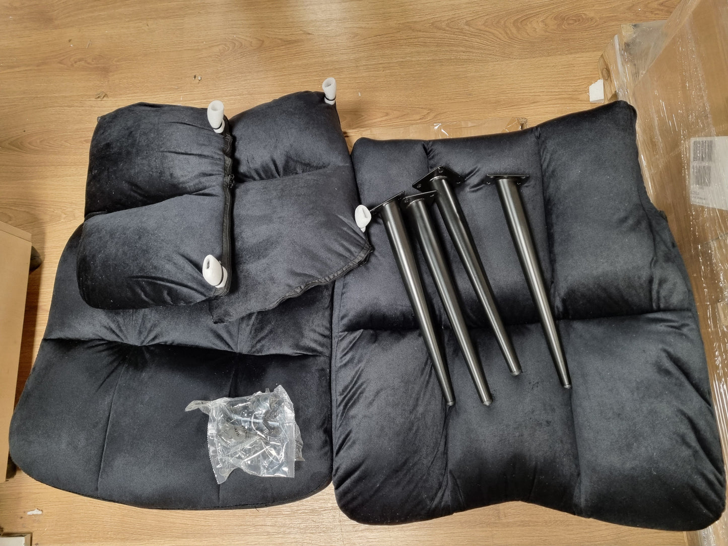 212638 - Karrige aksenti për dhomë ndenjeje Furniliving Boucle, e veshur me stof, me shpinë të lartë dhe dizajn wingback, e përshtatshme për lexim, me jastëkë me kopsa, për dhomë gjumi, dhomë zhveshjeje, zyrë shtëpie, ngjyrë e zezë.