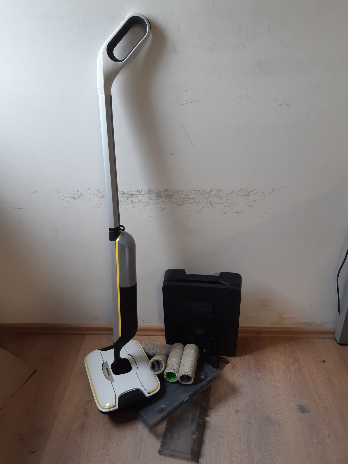 217013 - KÄRCHER Fshesë elektrike pa tel FC 7, kohëzgjatje funksionimi 45 minuta, pastrim dhe larje në një hap, e bardhë