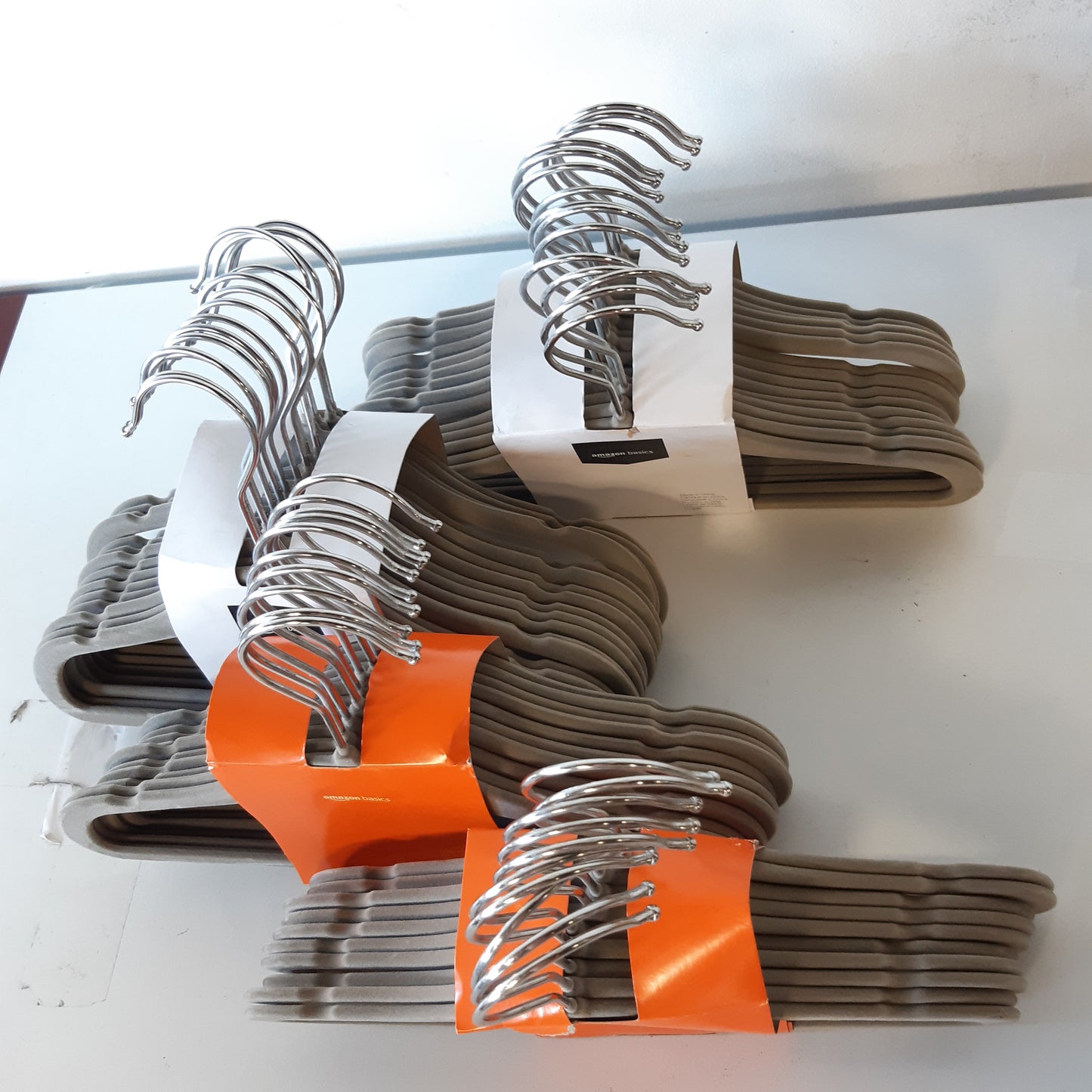 222881 - AMAZON BASICS Varëse rrobash prej kadifeje për fëmijë, 29 cm, pako me 50 copë, gri