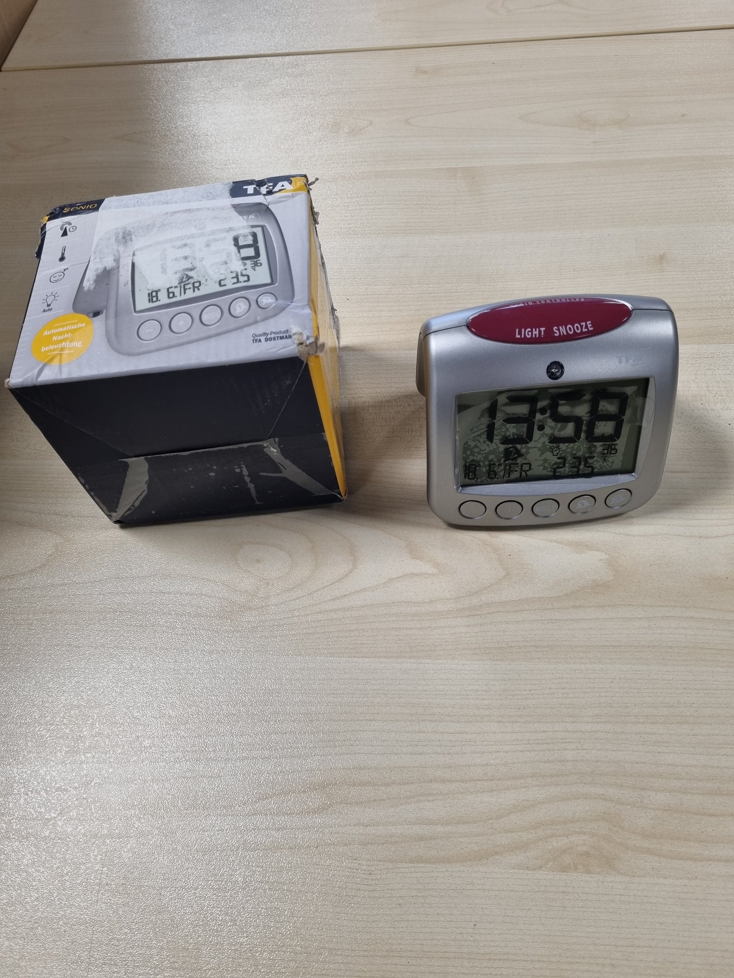 240503 - TFA DOSTMANN Orë alarmi dixhitale me radio me temperaturë SONIO 2.0, 60.2559.54, dy alarme, shfaq temperaturën e brendshme/ditën e javës/datën, argjend, (Gj) 112 x (Gj) 98 x (L) 98 mm