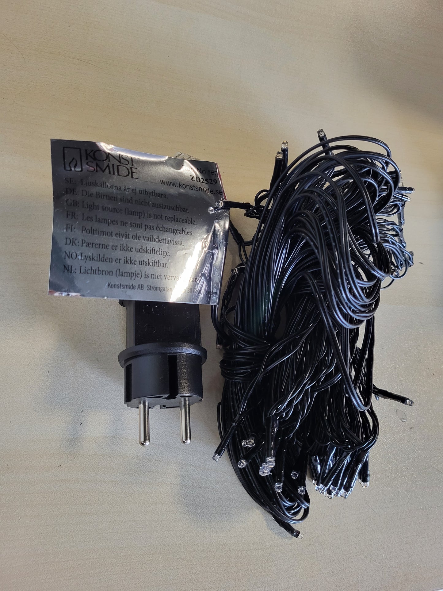 209563 - KONSTSMIDE Drita Me Tela Micro LED, 80 Dioda, Ngjyrë Qelibar, Transformator 24V Jashtëm, Kabllo e Zezë - Modeli 3611-800