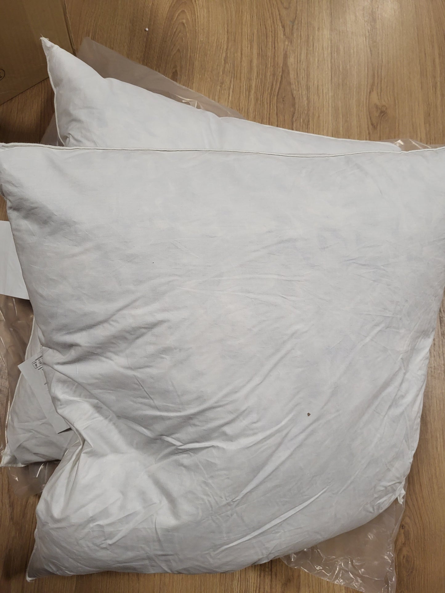 226933 - DODO Set me 2 jastëkë Meribel 60x60 cm, mbulesë perkali 100% pambuk, mbushje 100% me pupla, lahet në lavatriçe në 40°C