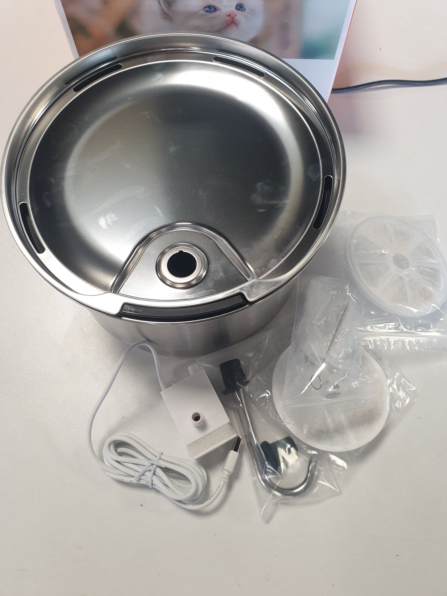 253060 - FEELNEEDY SHATËRVAN UJI PËR MACE, çelik inox, 3.5L, me rubinet, 3 filtra, karikues USB