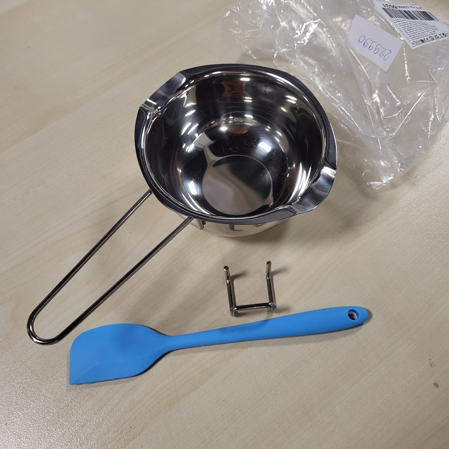 229990 - ENË SHKRIRËSE PREJ ÇELIKU INOX ME BOJLER TË DYFISHTË, 600 ML, ÇELIK INOX 304 ME SHPATULL BLU PËR PËRGATITJEN E ÇOKOLLATËS, KREMIT, GJALPIT, DYLLIT TË QIRINJVE, SHEQERIT DHE SAPUNIT.