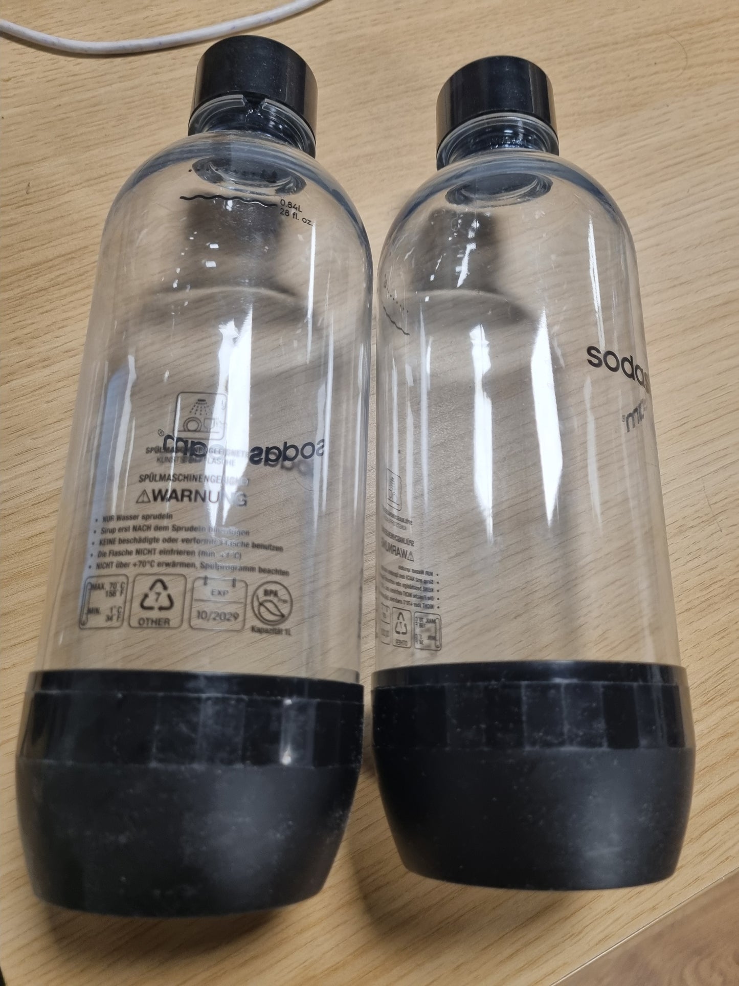 188094 - SODASTREAM DuoPack Shishe Zëvendësuese Tritan 1L, Përshtatshme për të Gjitha Pajisjet e Ujit të Gazuar, 2 Shishe PET 1L me Kapak me Vidë, Ngjyrë e Zezë