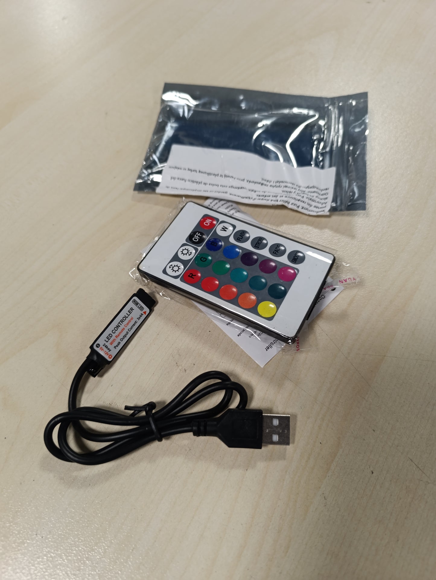 254246 - aqxreight 5V 24 çelësa RGB LED, telekomandë pa tel, kontrollues IR USB 6A, shirit LED USB