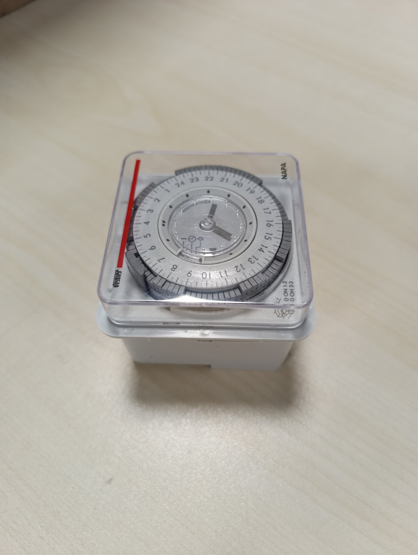 167484 - VEMER VE049300 NAPA-ED - Ndërprerës Kohor Elektromekanik, Kohëmatës me Programim Ditor pa Rezervë Energjie, Për Instalim në Mur, Panel ose Shinë DIN, Ngjyra Gri e Çelët