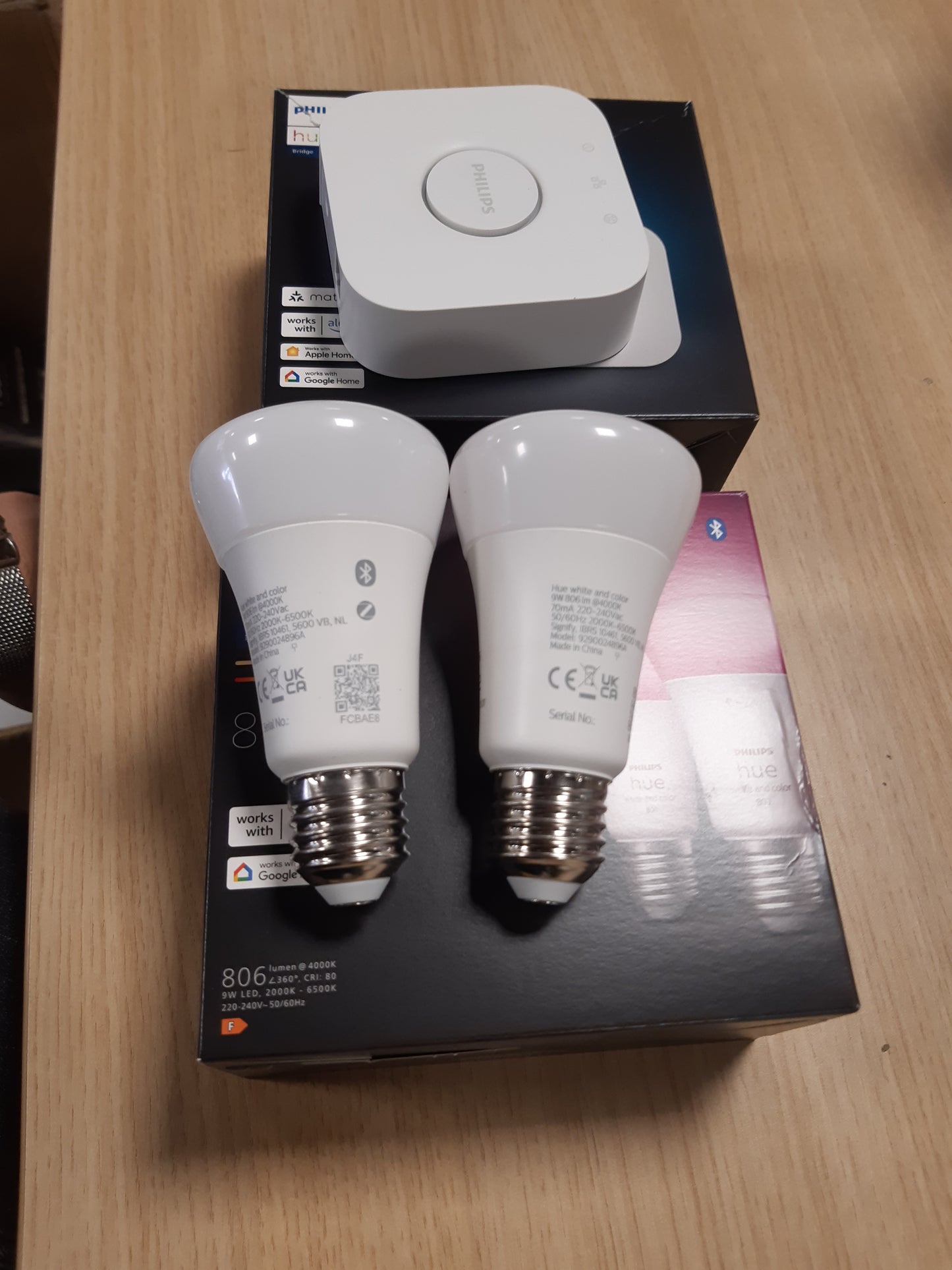 157028 - PHILIPS Llampa LED Inteligjente Hue E Bardhë dhe Color Ambiance E27, Pako Prej 2 Llampa 800lm, Përfshirë Hue Bridge, Ngjyra e Bardhë