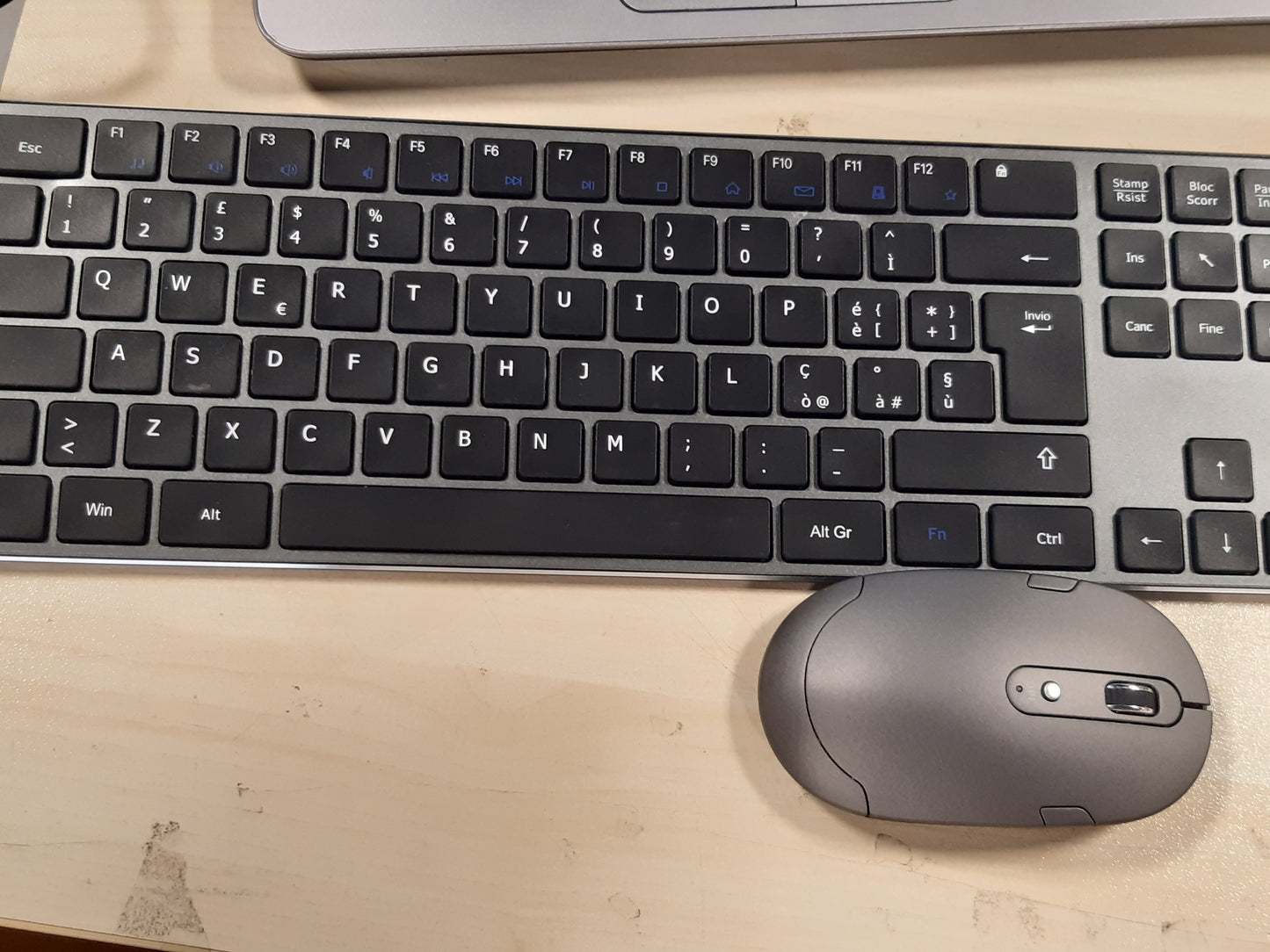 266611 - Amazon Basics Maus pa tel i rikarikueshëm, tastierë ultra e hollë, e qetë me madhësi të plotë dhe tastierë numerike, e zezë