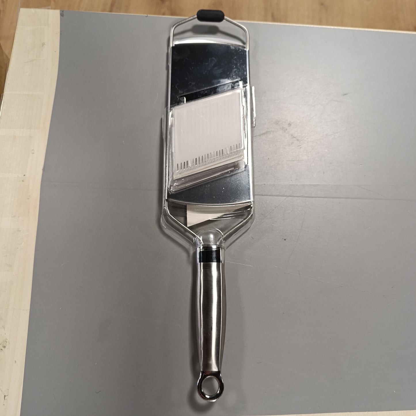 255310 - RÖSLE Prerëse Julienne, 3 futje, çelik inox 18/10, me mbështetëse silikoni, për perime, e zezë