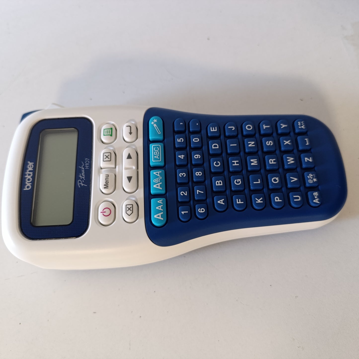 266607 - BROTHER Makinë portative etiketimi PT-H107B, deri në 12 mm, shpejtësi printimi deri në 20 mm/sek, blu dhe e bardhë