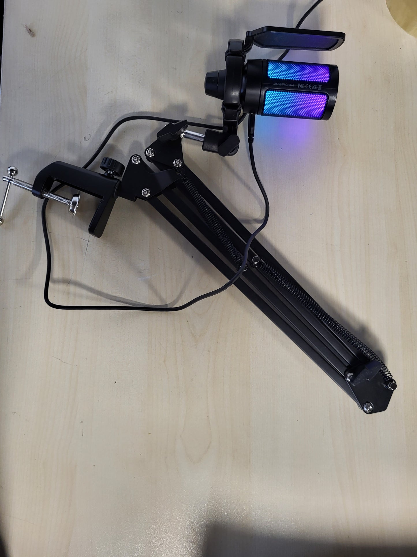 266404 - FIFINE Mikrofon Lojërash USB me Krah për PC PS4 PS5 - Mikrofon Kondensues për Transmetim, Buton Heshtjeje, Montim Shoku, Filtër Pop, Ndriçim RGB