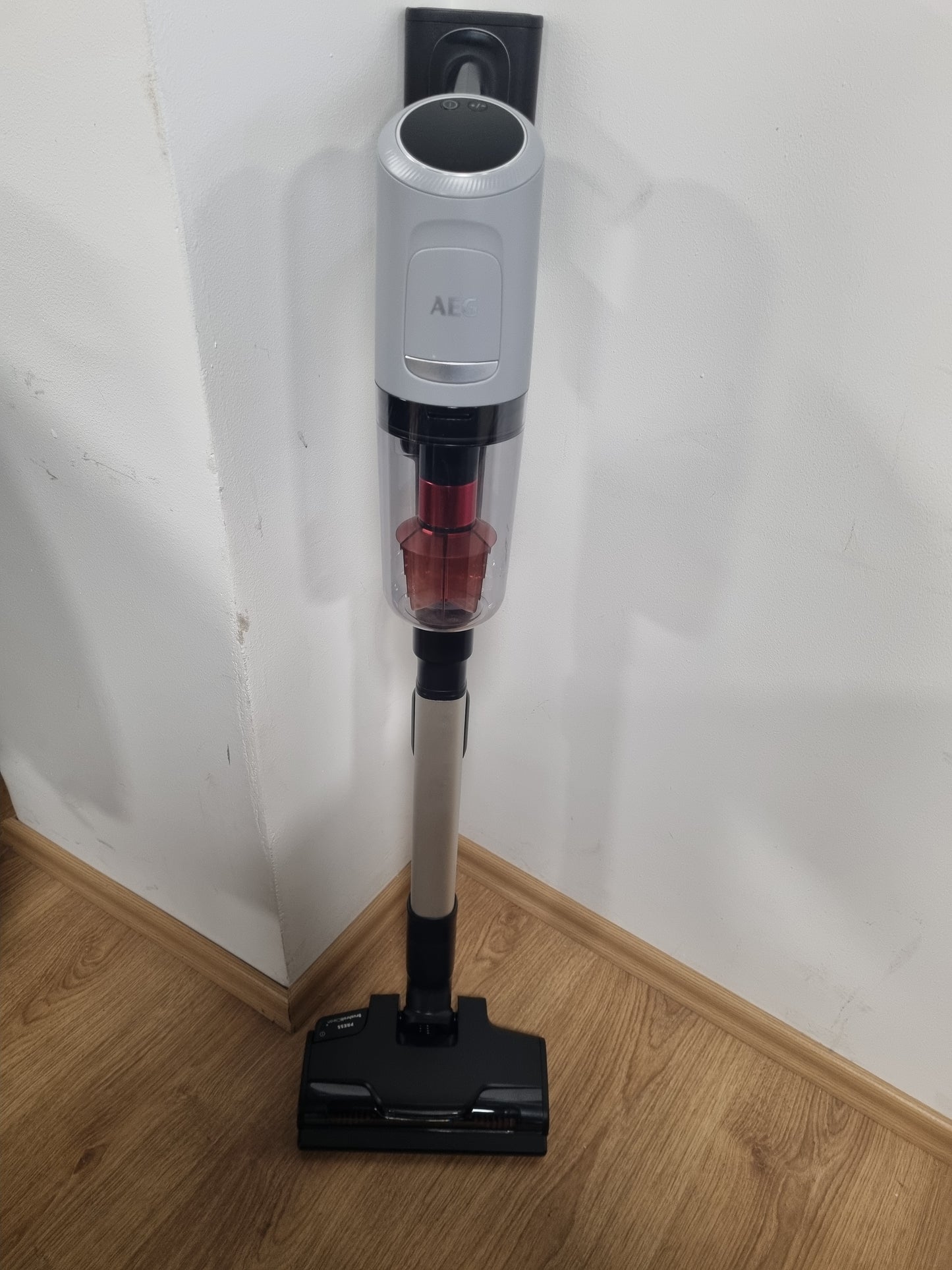 116241 - AEG Fshesë pa Tel AP81AB25UG, Me Korrent 25.2V, Kohëzgjatje Funksionimi 35 Minuta, Furçë Pet Pro për Kafshë Shtëpiake, Modalitet Automatik, Ekran Dixhital, Fshesë Shumëfunksionale, Ngjyra Gri