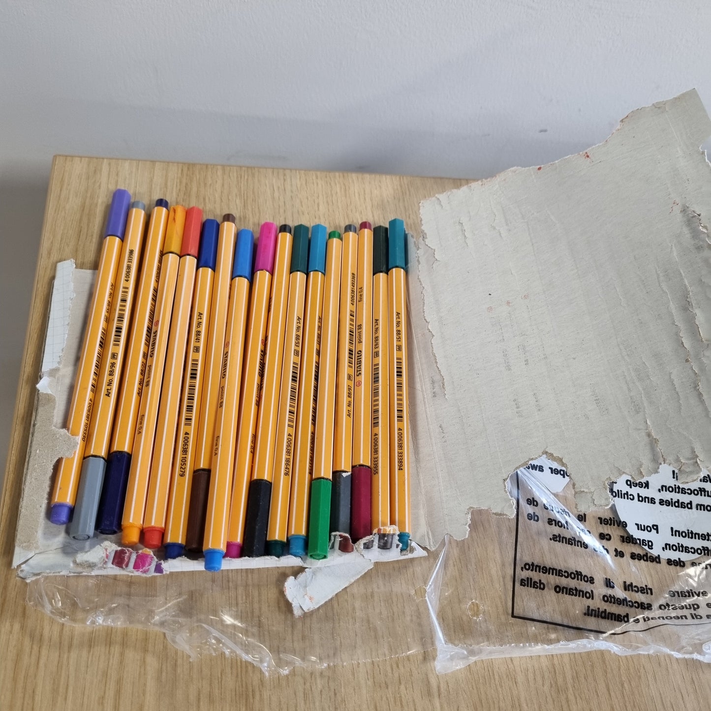 269143 - STABILO Stilolaps me majë të hollë 88 - Kuti me 18 stilolapsa - Ngjyra intensive