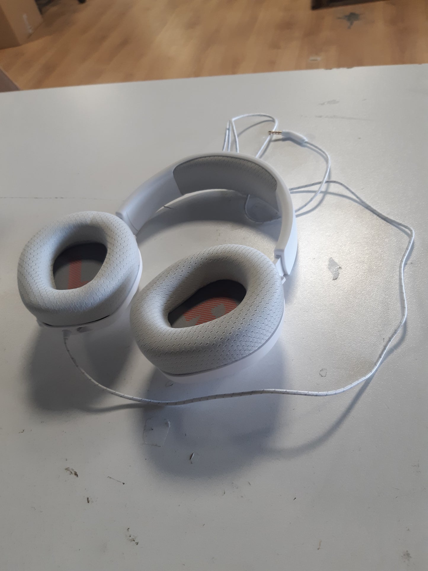 268381 - JBL KUFJE PËR LOJËRA ME TEL QUANTUM 100M2, JBL QUANTUMSOUND SIGNATURE, PRIZË 3.5 MM, KOMPATIBILITET ME SHUMË PLATFORMA, MIKROFON TË SHKËPUTSHËM ME OPSION HESHTJE, TË BARDHA