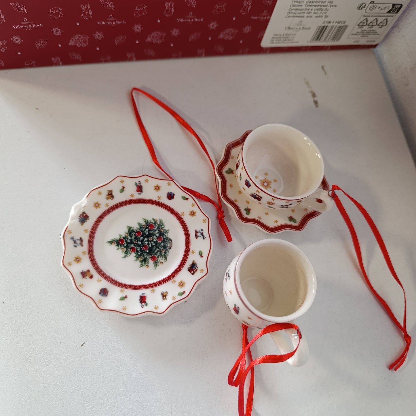 183842 - VILLEROY & BOCH Toy's Delight Decoration Ornaments, Set 3 Pjesë të Veshur me Porcelan Premium, Tekstil dhe Metal, Enë Tavoline Krishtlindjesh, e Bardhë dhe e Kuqe, 6.3 cm