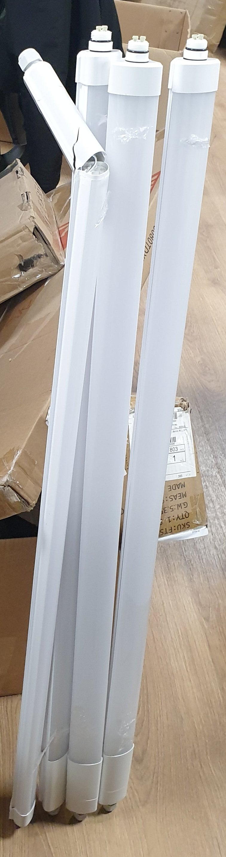 157066 - LIGHTPLUS Drita LED e Pezulluar, 4 Pjesë, Rezistente ndaj Lagështisë, 120cm, 3000K/4000K/6500K, 36W, 3960LM, Shirit i Sheshtë, IP65, Përdorim për Punishte/Bodrum, Zëvendëson Tuba Fluoreshente