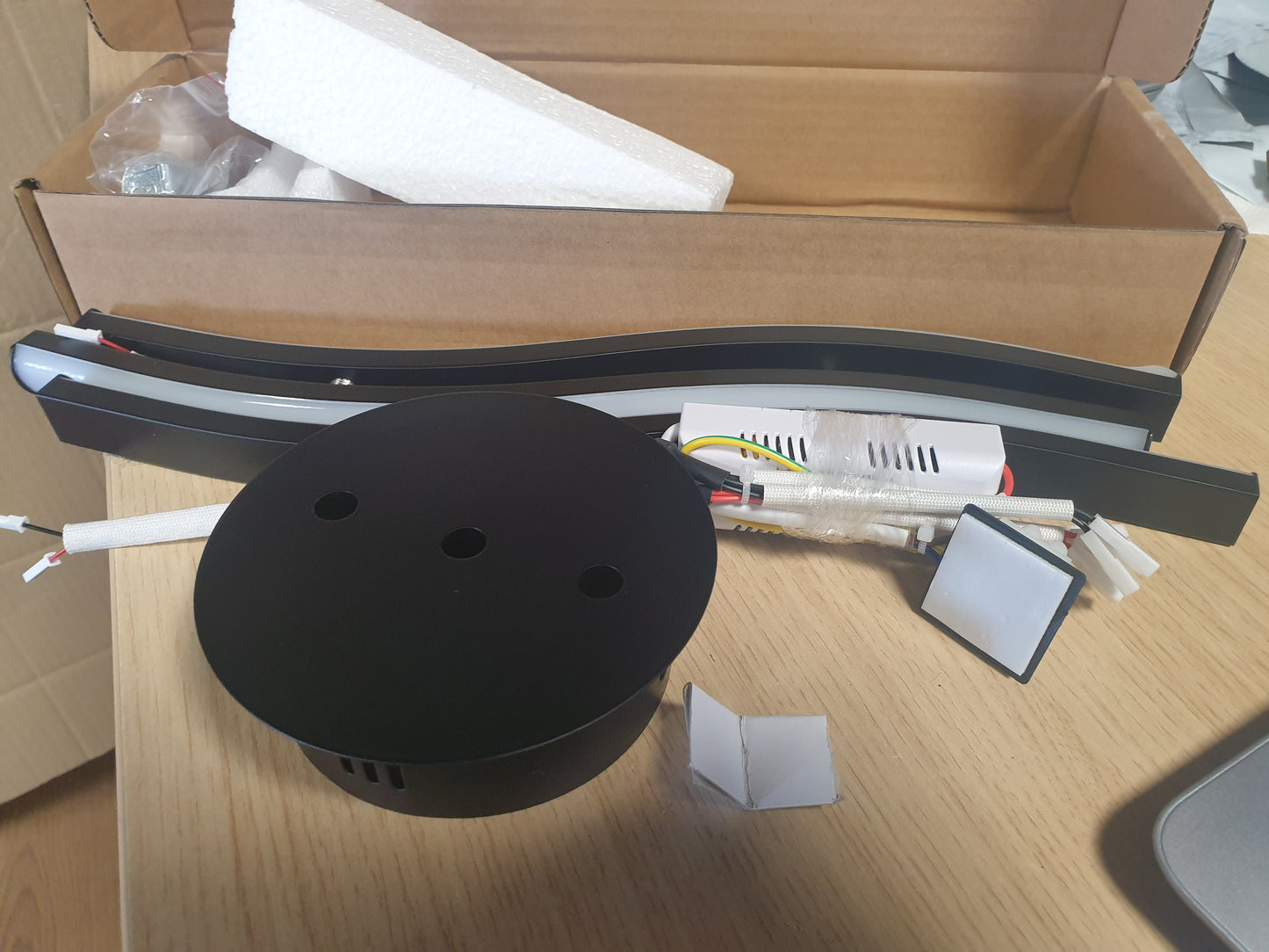 141876 - Llambë tavani LED me dizajn elegant të lakuar, me 4 panele LED të integruara, 24W, dritë e bardhë neutrale 4000K. Ndriçim modern dhe dekorativ, ideal për ambiente bashkëkohore.
