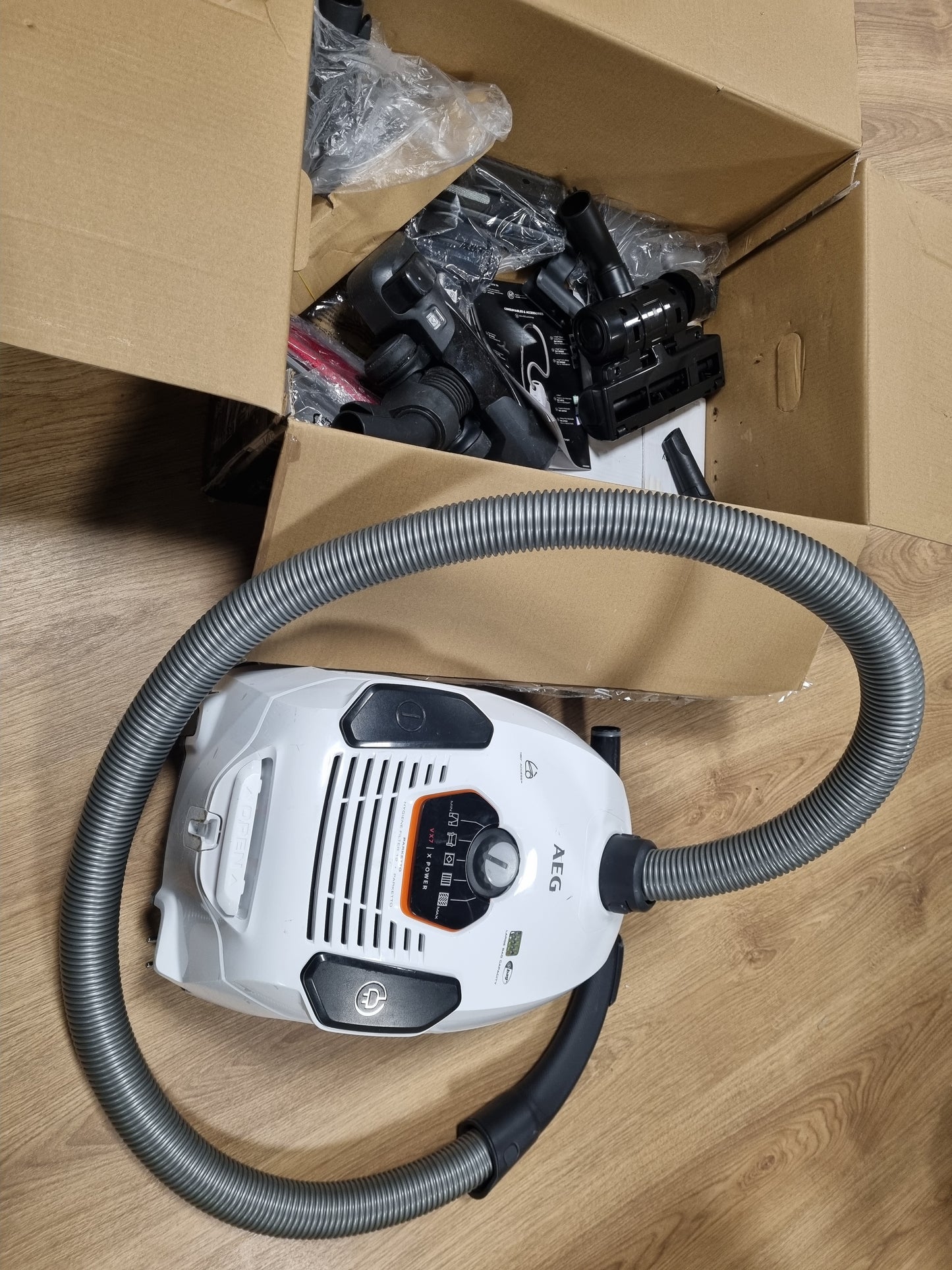 94146 - AEG VX7-2-IW-S Fshesë pa Qese për Dysheme, 650W, Rrota që Rrotullohen 360°, Zëri Vetëm 69dB(A), Filtër i Larëshëm, Gryka Shtesë, Rreze 12m, Ngjyra e Bardhë