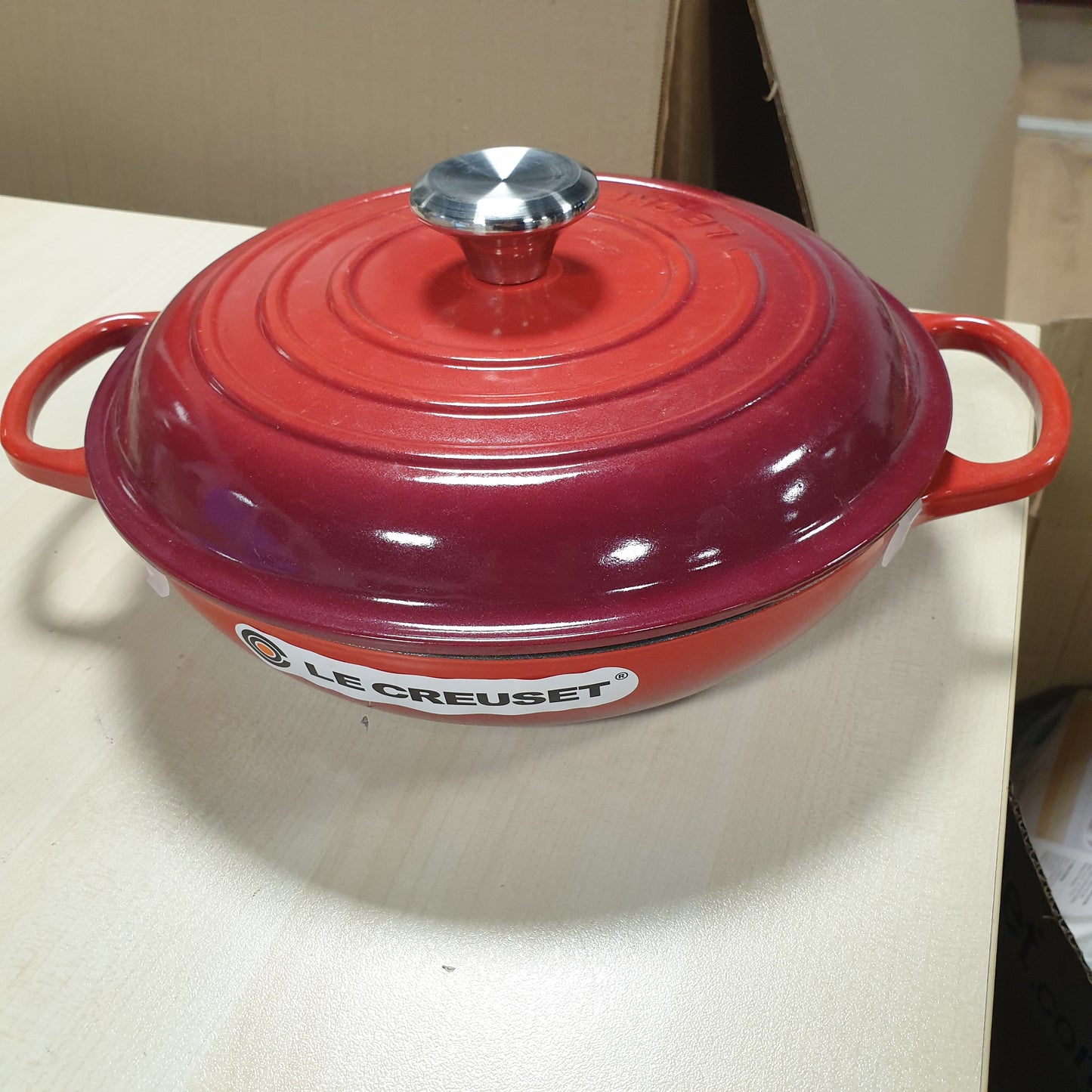 250009 - LE CREUSET | Ena prej gize të emaluar Signature, e rrumbullakët, 26 cm, 2 L, 4.205 kg, ngjyrë qershie, 21180260602430