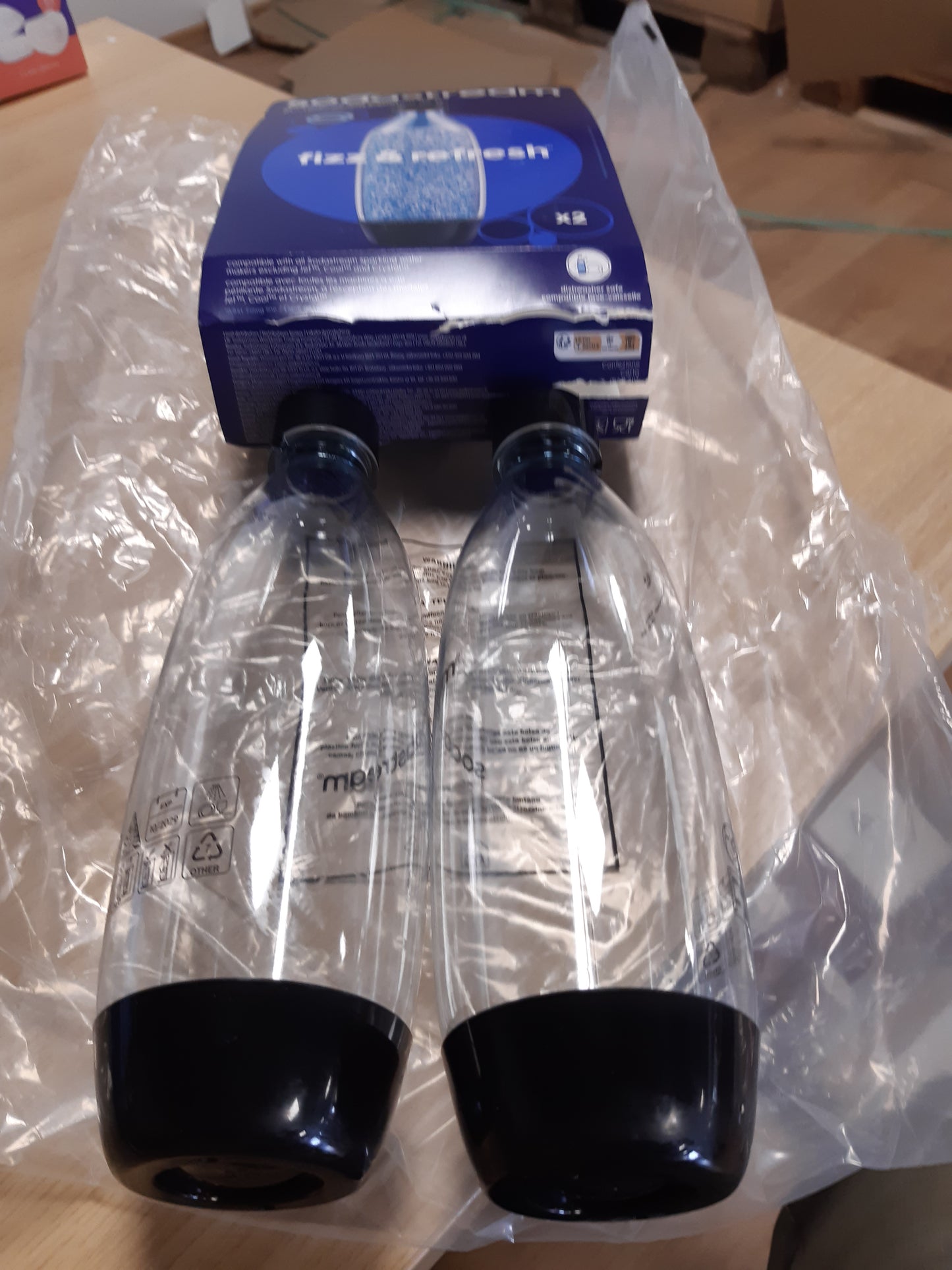 262750 - SODASTREAM Siguresë – 2 x Shishe Uji të Ripërdorshme, të Sigurta për Larje në Lavastovilje, Shishe me Gaz 1 L, E Përputhshme me Gaia, Duo, E-Duo, Spirit, Terra, E-Terra, Art, Enso, Power, Easy, One Touch, E Zezë