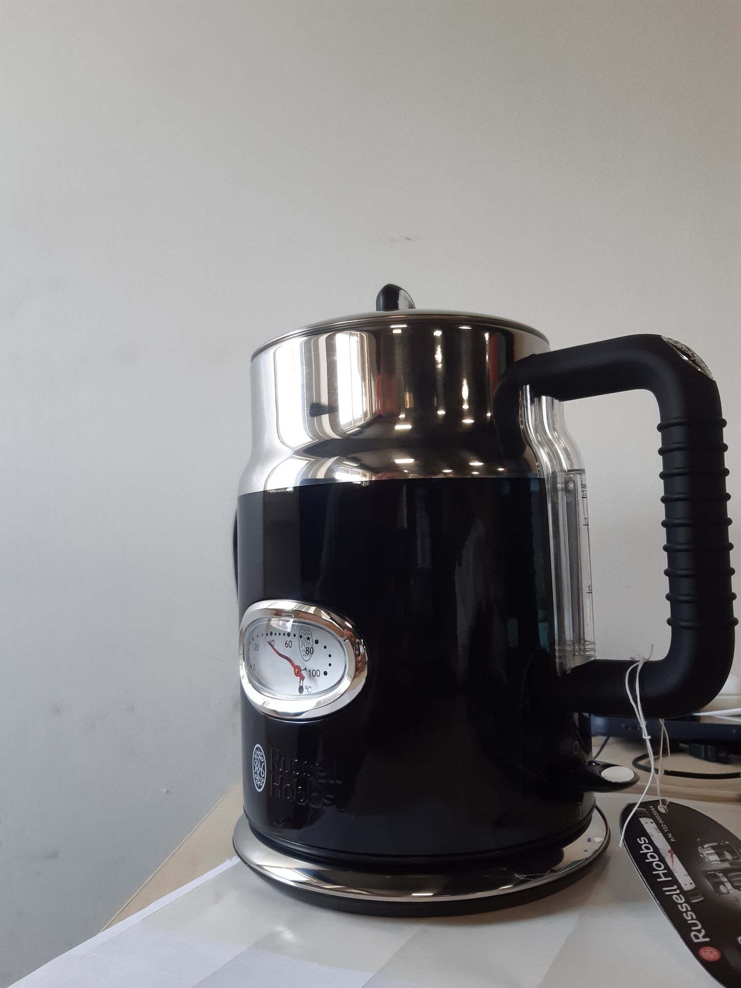 162491 - RUSSELL HOBBS Çajnik Elektrik, Kapacitet 1.7L, Fuqi 2400W, me Filtër Anti-Gëlqeror të Lëvizshëm, Zonë Zierjeje të Shpejtë, Kontrollues Strix, Material Çeliku Inox, i Zi, Modeli Retro Classic Noir 21671-70