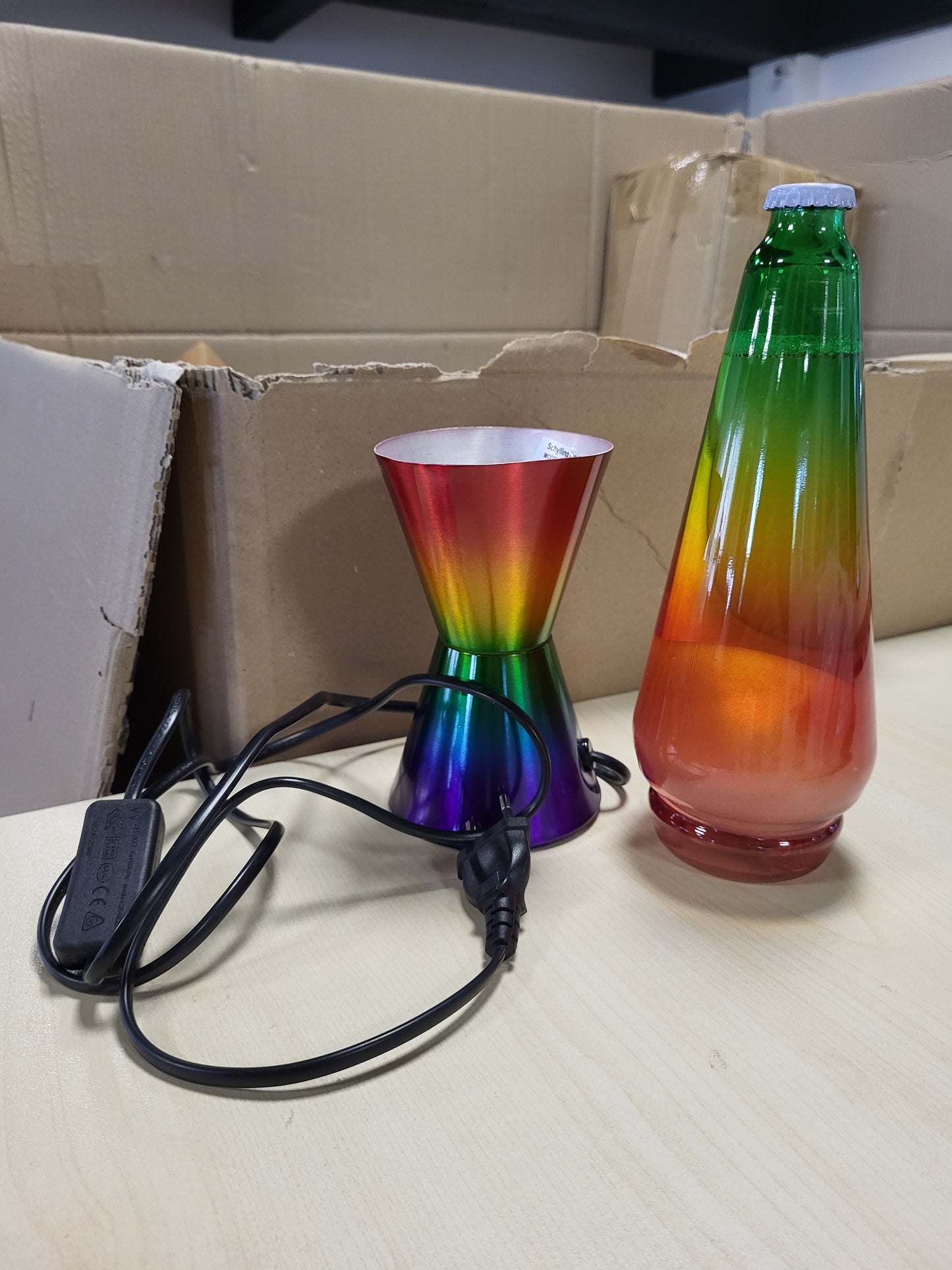 255900 - LAVA® - Llambë Lave Rainbow 2513, 14.5 inç, dyllë e bardhë, lëng i tejdukshëm, bazë dhe kapak dekorativ