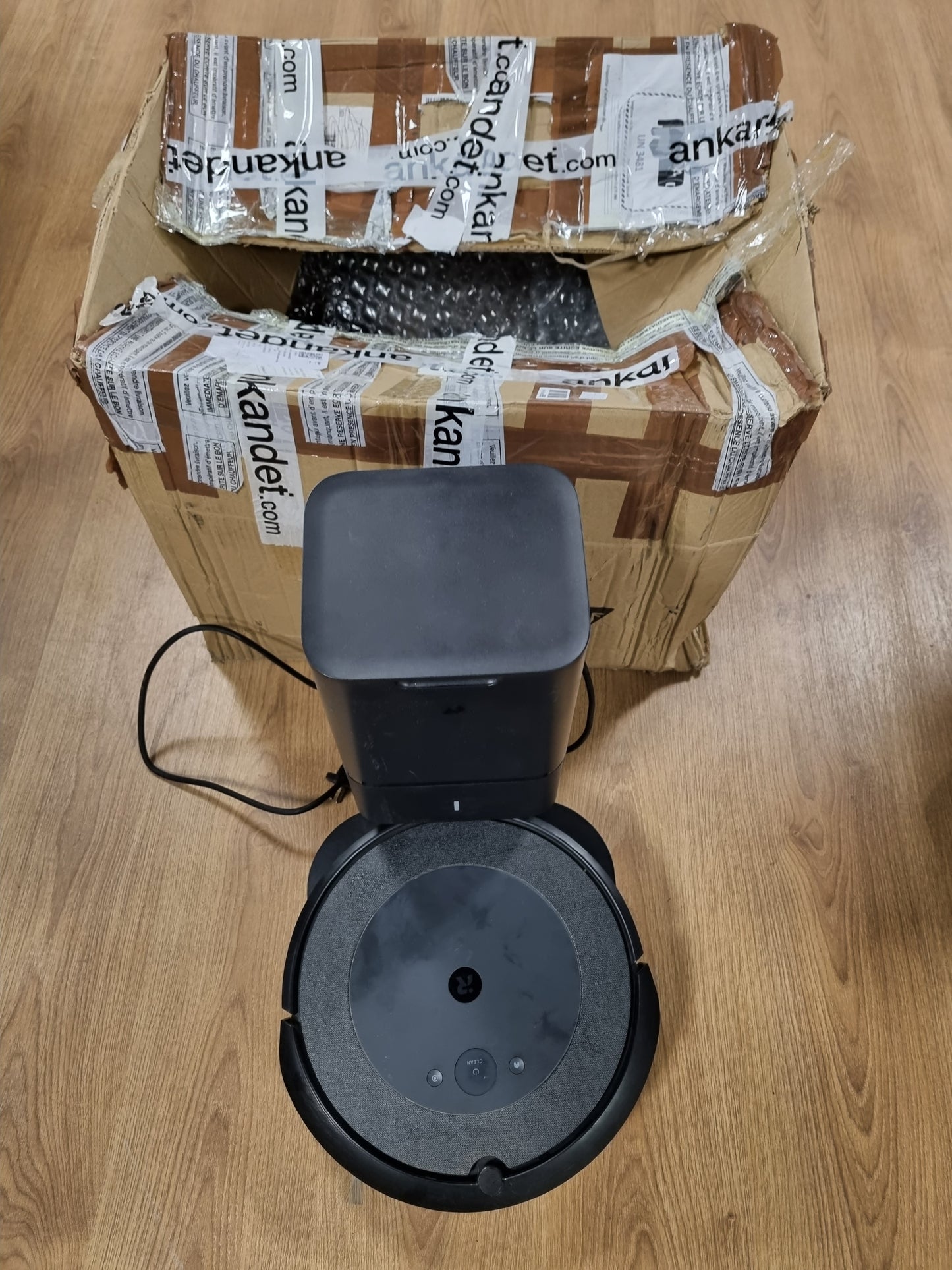 71017 - iROBOT Roomba i3+ - Robot Fshesë me Korrent, Sistem Vetëpastrimi, 2 Furça Gome me Shumë Sipërfaqe, Ideal për Kafshët shtëpiake, Sugjerime Personalizuara dhe Hartëzim, i Pajtueshëm
