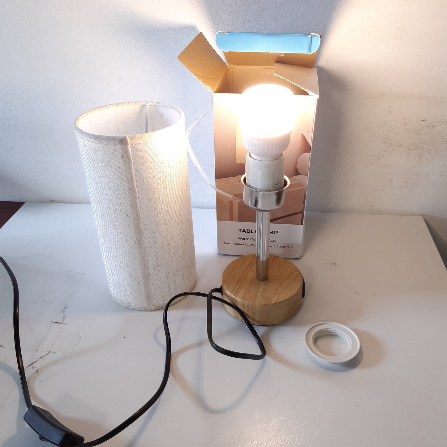 252048 - UPXNBOR Llamba komode me prekje, pako me 1 spinë britanike, llambë tavoline me porta karikimi USB-A dhe USB-C, llamba komode me 3 drejtime të zbehta, përfshirë llambë LED