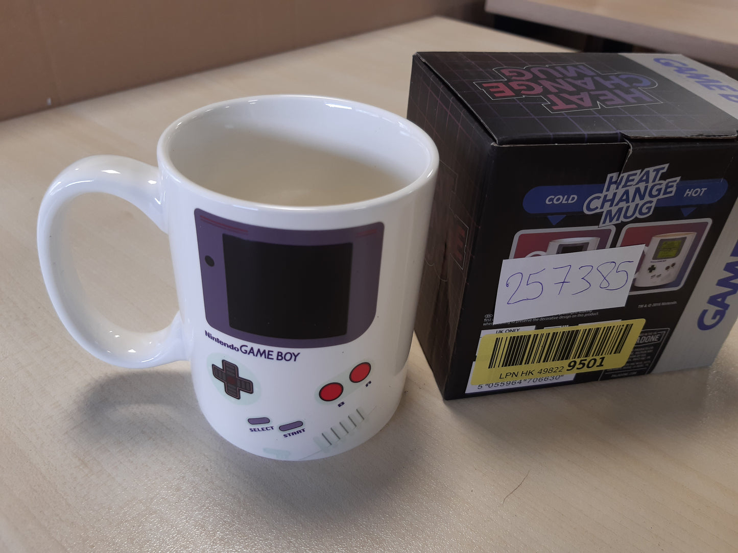 257385 - GAMEBOY Gotë Thermo Effect, 290 ml (10 fl oz), dhuratë e licencuar për lojtarë, stil retro të viteve '90 (1 copë)