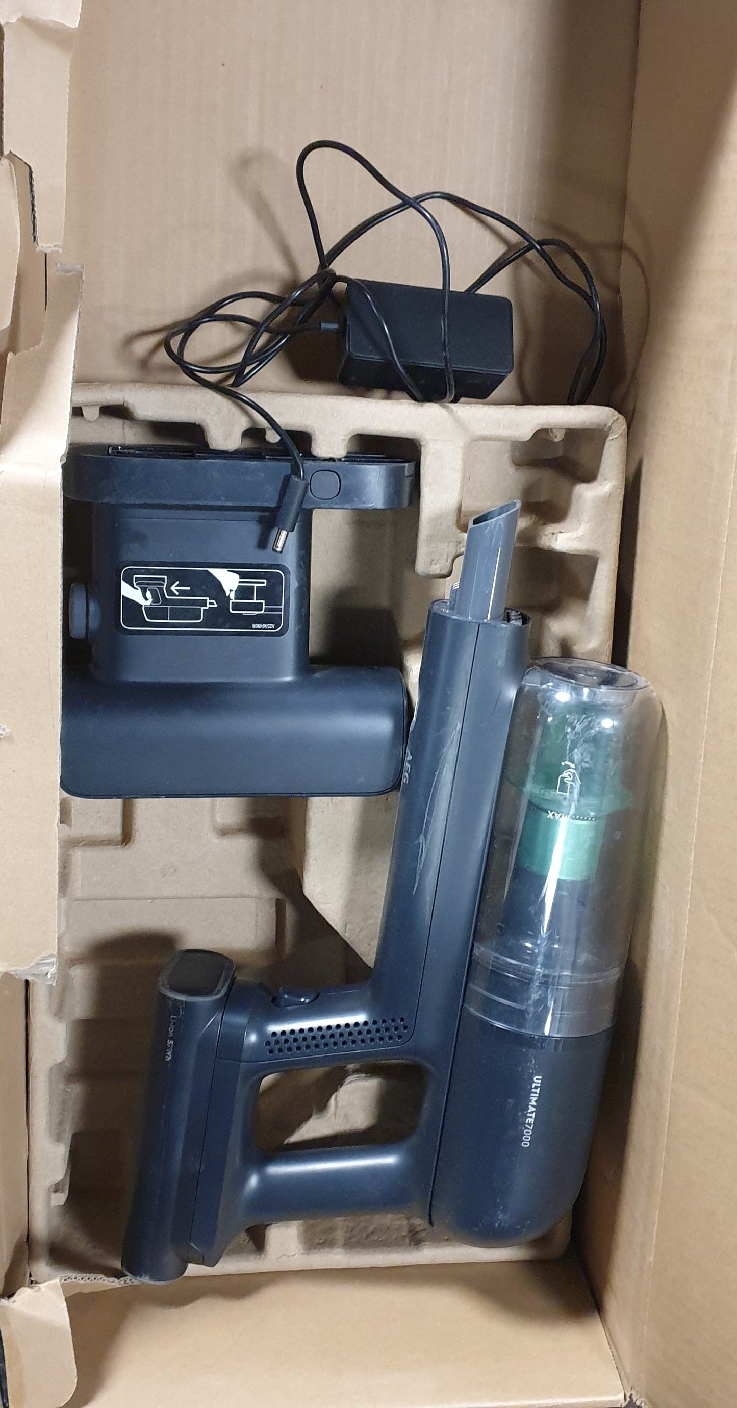 100410 - AEG AP71UB14AM 900 402 184, Fshesë Portative Pa Tel në Ngjyrë Gri, 900W