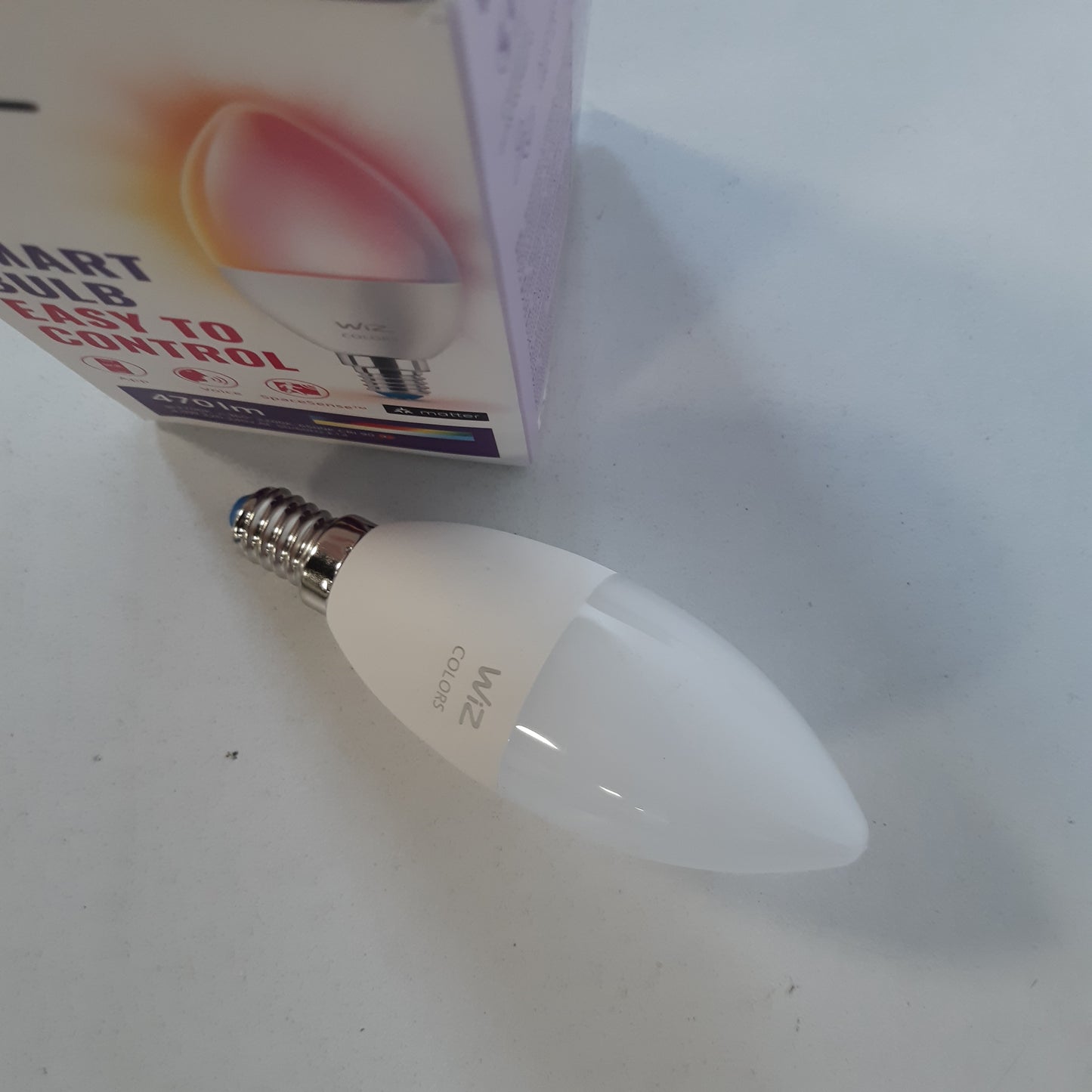 247693 - LLAMBË LED INTELIGJENTE WIZ, ME NGJYRA, LLAMBË FLAKE E14, EKUVALENTE ME 40W, ME SENSOR LËVIZJE, LIDHJE WI-FI, KONTROLL ZANOR, APLIKACION, ALEXA, ASISTENT GOOGLE DHE APPLE HOMEKIT