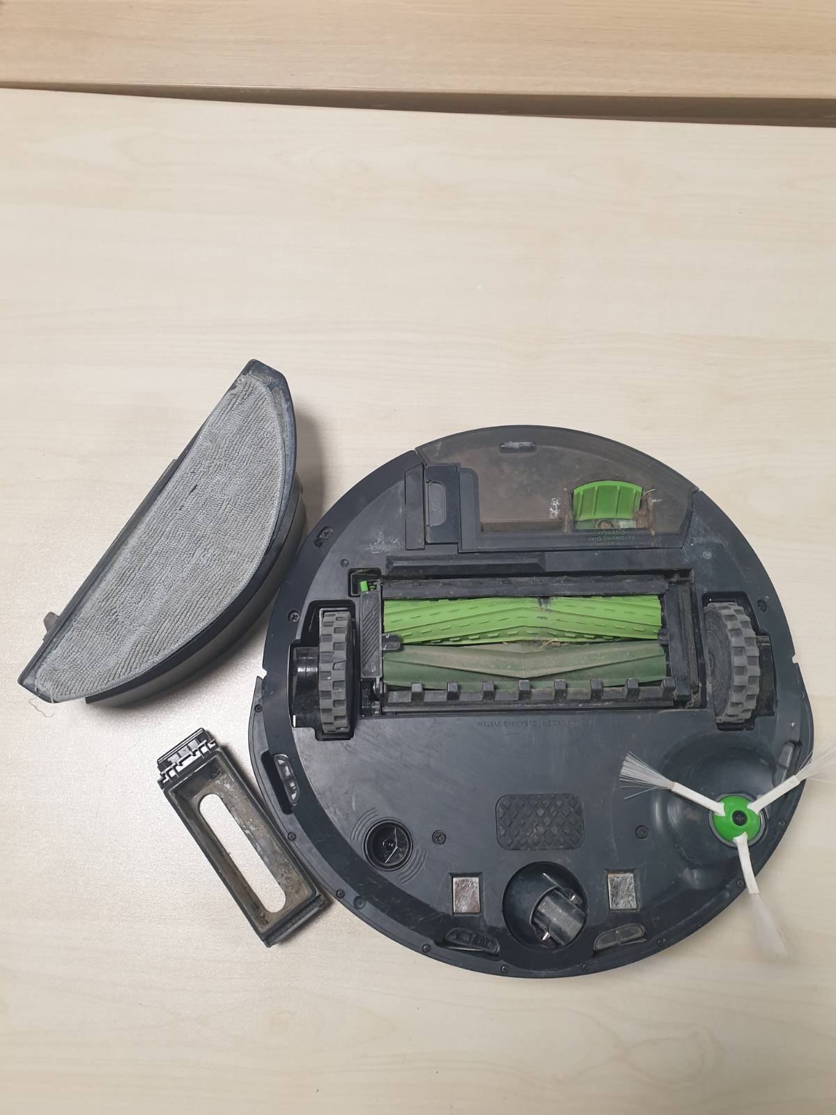 100383 - iROBOT Roomba Combo i5+, Fshesë Robote Dyshemeje dhe Korrenti, me Bazë që Zbrazet Vetë, Hartëzim Inteligjent, Wi-Fi, Zbulues Pengesash, 2 Furça Shumësipërfaqësore, Aplikacion dhe Asistent Zanor