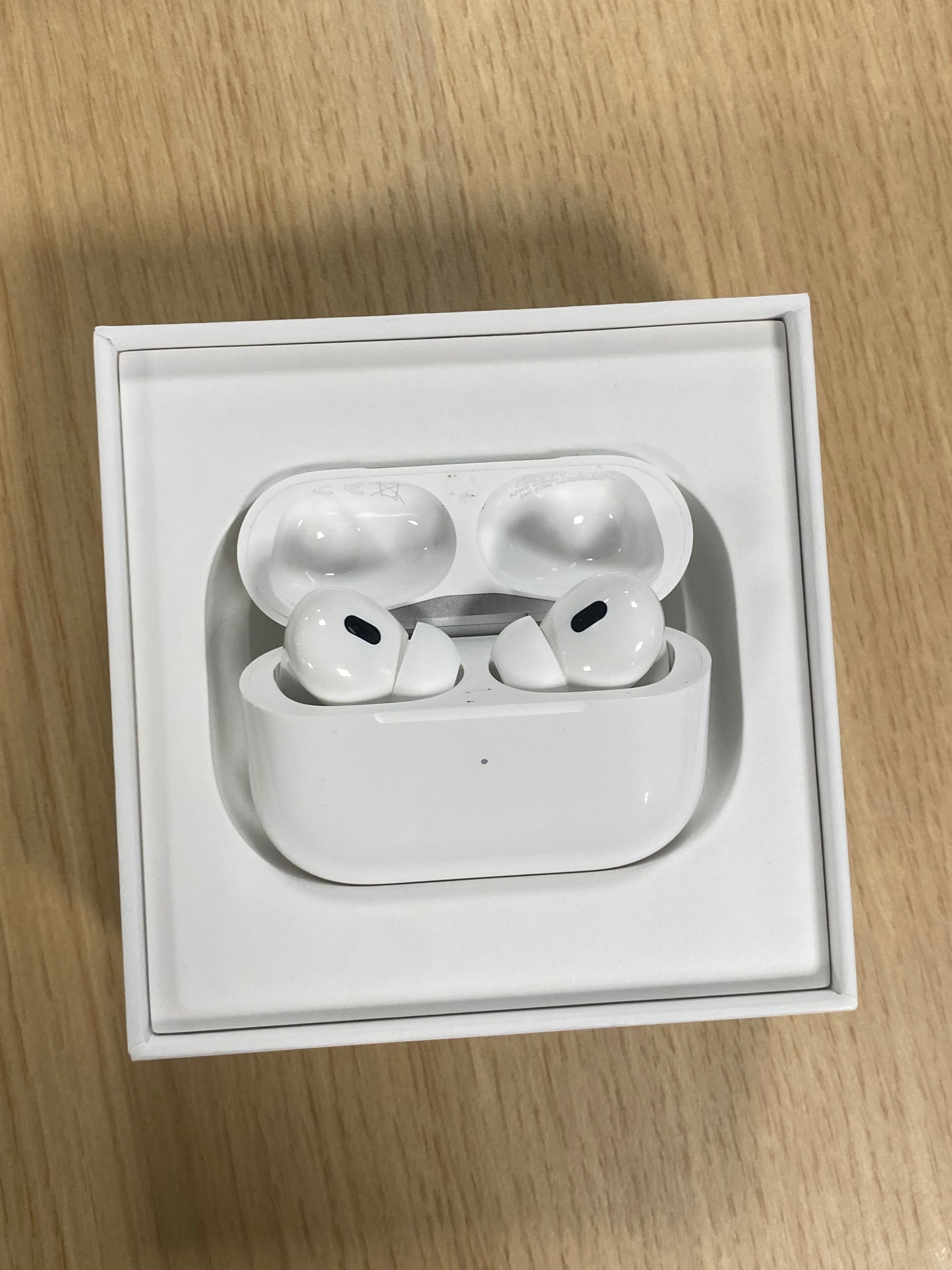 112656 - APPLE AirPods Pro (Gjenerata e 2-të) me Mbulesë MagSafe, Modeli MTJV3ZM/A