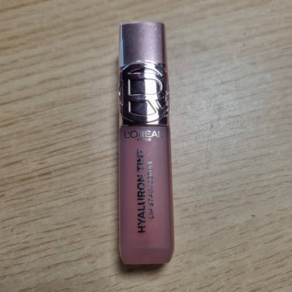 158828 - Serum për njolla buzësh L'Oreal Paris Hyaluron Tint, Grim hidratues për buzë që zgjat gjatë, i pasuruar me acid hialuronik, 635 Worth It Medium (Ngjyrë e kuqe e mesme nudo)