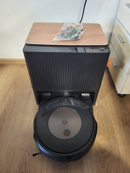 162005 - iROBOT Roomba Combo j9+, Robot Fshesë dhe Fshesë Dyshemeje me Ngritëse SmartScrub, Bazë Zbrazets Vetë, Mbushje Uji, Hartëzim, Wi-Fi, Zbulim Pengesash, Kompatibil me Aplikacion dhe Asistent Zëri, Bronz
