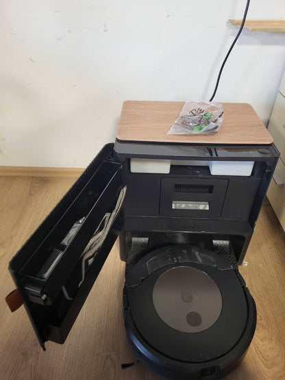 162005 - iROBOT Roomba Combo j9+, Robot Fshesë dhe Fshesë Dyshemeje me Ngritëse SmartScrub, Bazë Zbrazets Vetë, Mbushje Uji, Hartëzim, Wi-Fi, Zbulim Pengesash, Kompatibil me Aplikacion dhe Asistent Zëri, Bronz