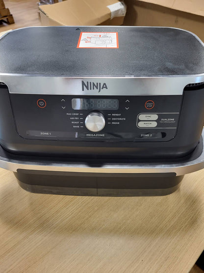 162041 - NINJA Fritezë me Ajër Foodi FlexDrawer, Zyrtar 7-në-1, Kapacitet i Madh 10.4L, Zonë e Dyfishtë me Ndarës të Lëvizshëm, Sirtar i Lajmës në Lavastovilje, Pjatë Jo–ngjitëse, Pa Vaj, Modeli AF500EU, Ngjyra e Zi