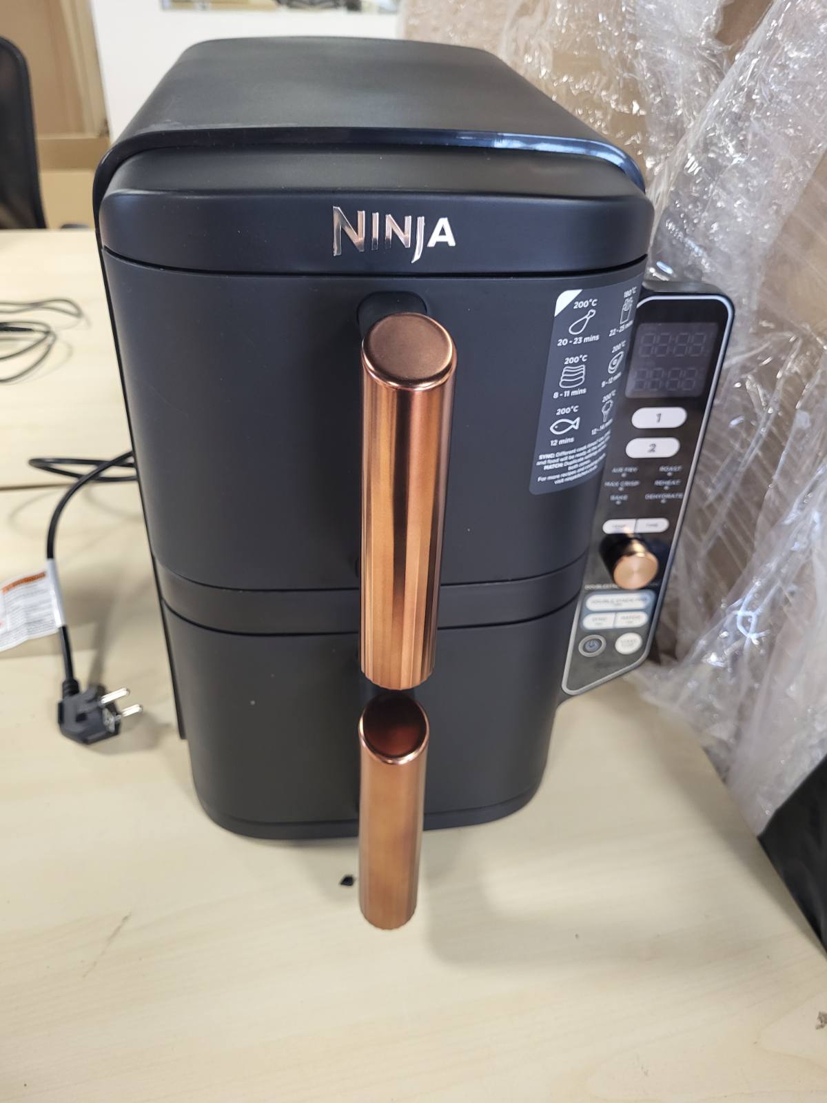 162042 - NINJA Fritezë Ajri Vertikale Double Stack XL, Kapacitet 9.5L, 2 Zona, 4 Nivele, 2 Ndarje, 2 Rrjeta, 6 Funksione, Për 8 Racione, Pjesët Janë të Sigurta për Lavastovilje, e Zezë/Bakri Modeli SL400EUCP