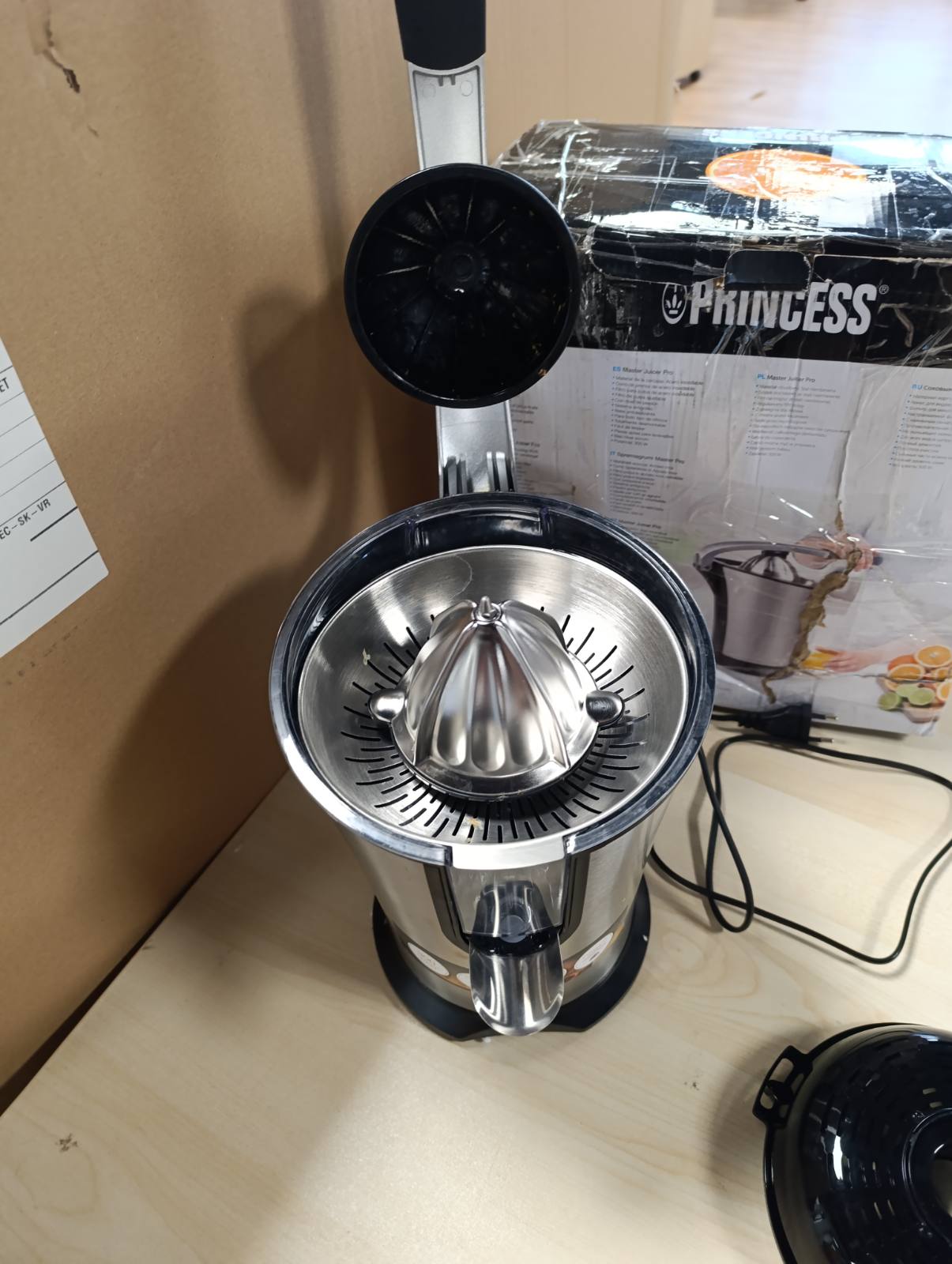 162245 - PRINCESS MASTER PRO Shtrydhëse Frutash, 300 W, Material prej Çeliku Inox, me Filtër Tuli dhe Krah Leve Profesional, Depozitë Kundër Pikave, Modeli 201860