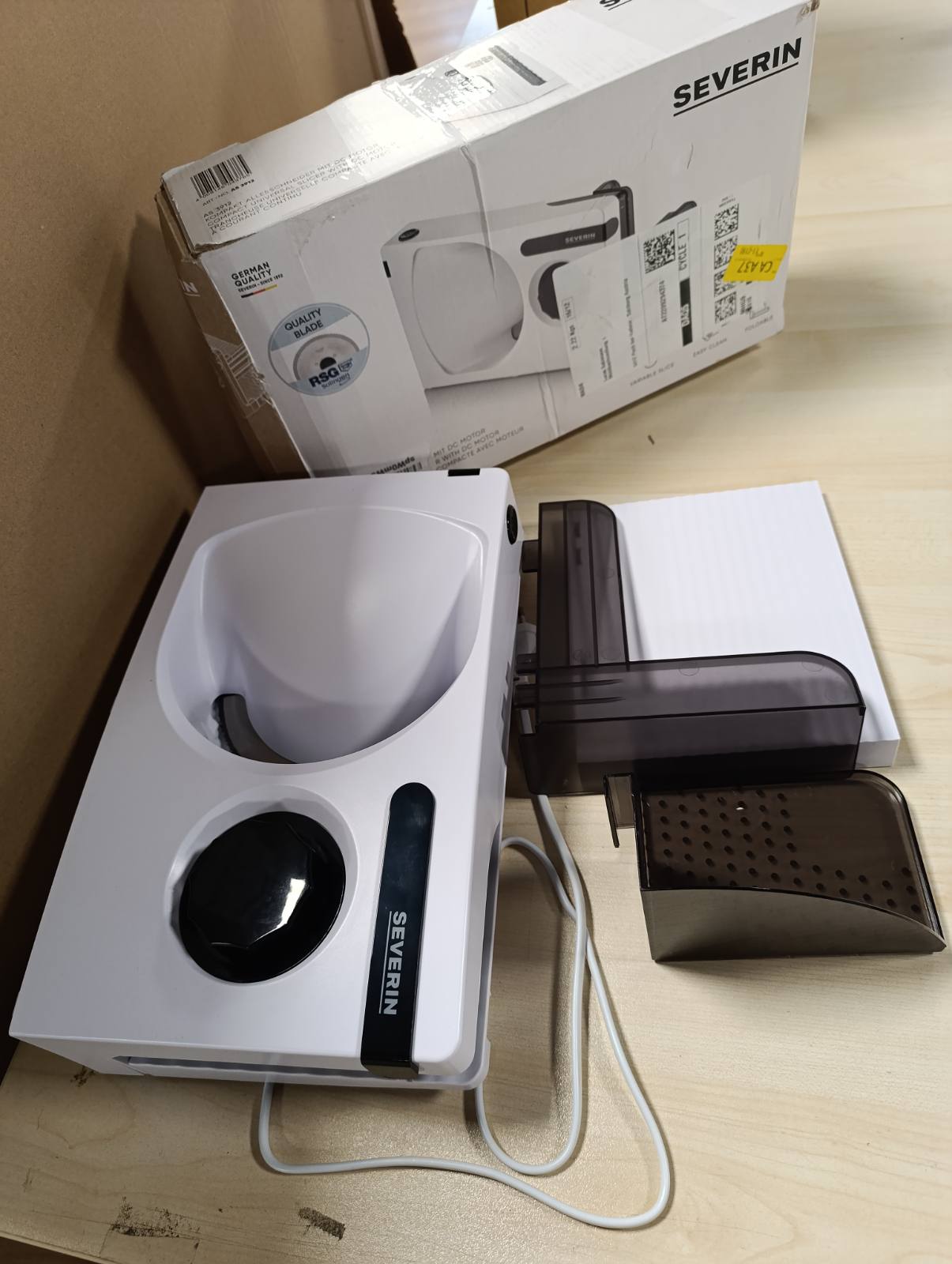 162287 - SEVERIN Prerës i Palosshëm, 100W, Motor DC, Trashësi Prerjeje 0-15 mm, Teh Solingen i Lëvizshëm RSG, Çelës Sigurie, Madhësia 10.1 x 20.2 x 33.1 cm, Ngjyra e Bardhë/e Zezë - Modeli AS 3912