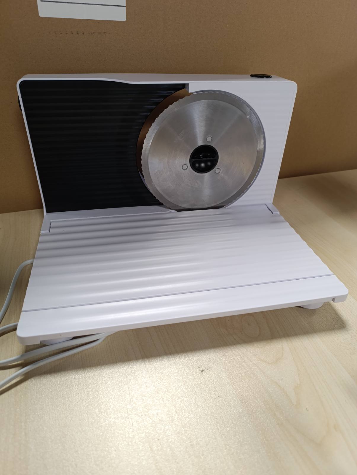 162287 - SEVERIN Prerës i Palosshëm, 100W, Motor DC, Trashësi Prerjeje 0-15 mm, Teh Solingen i Lëvizshëm RSG, Çelës Sigurie, Madhësia 10.1 x 20.2 x 33.1 cm, Ngjyra e Bardhë/e Zezë - Modeli AS 3912