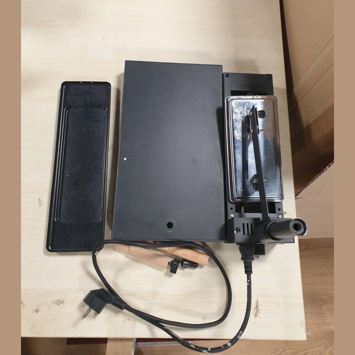 162299 - CECOTEC Raclette Cheese&amp;Grill 6000, e Zezë, Fuqi 600W, me Funksion Skare dhe Sipërfaqe Prej Çeliku Inox, Thermostat i Rregullueshëm, 2 Shpatulla Druri, Skarë e Sipërme që nuk Ngjit