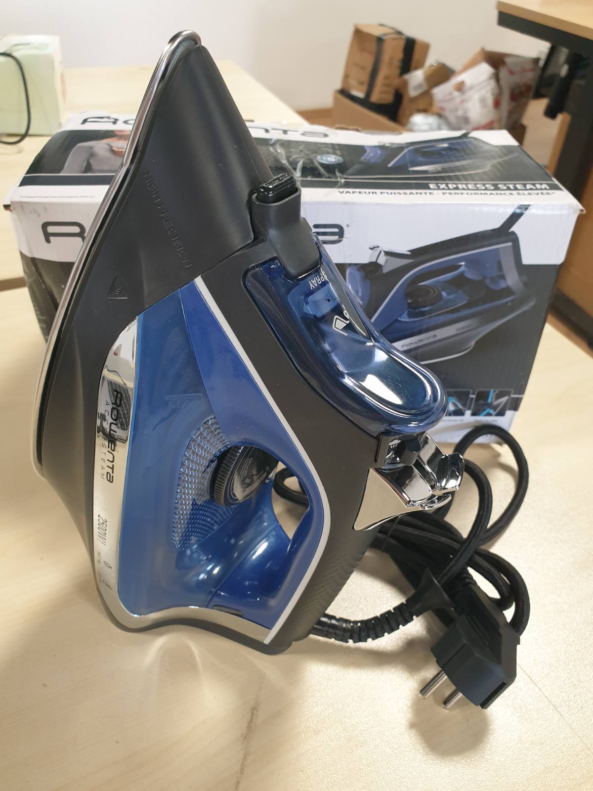162354 - ROWENTA DW4301D1 Hekur me Avull, Fuqi 2500W, Kapaciteti i Ujit 250 ml, Prodhim Avulli 140 g/min, Pllakë Mikro-Avulli prej Çeliku Inoks, Sistemi Anti-Gurgullim, Majë Precize dhe Mbrojtje nga Pikat