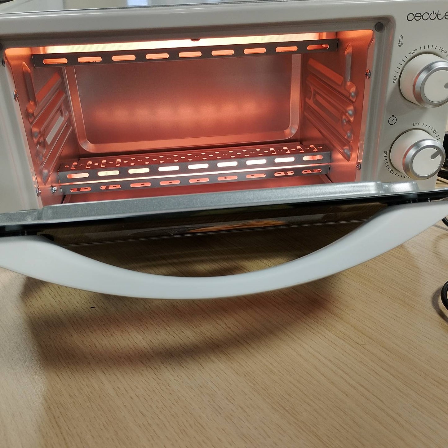 162568 - CECOTEC Furrë Countertop Bake&Toast 1090, e Bardhë, Kapacitet 10 L, Fuqi 1000 W, Kohëmatës 60-Minutësh, Temperaturë e Rregullueshme deri në 230ºC, Tepsi Pjekjeje dhe Raft, Maça, Alarm i Dëgjueshëm, Elemente Ngrohëse Kuarci