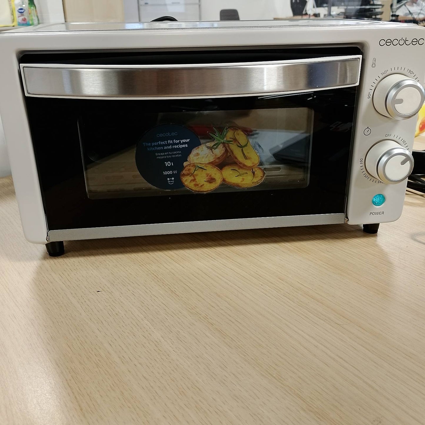 162568 - CECOTEC Furrë Countertop Bake&Toast 1090, e Bardhë, Kapacitet 10 L, Fuqi 1000 W, Kohëmatës 60-Minutësh, Temperaturë e Rregullueshme deri në 230ºC, Tepsi Pjekjeje dhe Raft, Maça, Alarm i Dëgjueshëm, Elemente Ngrohëse Kuarci