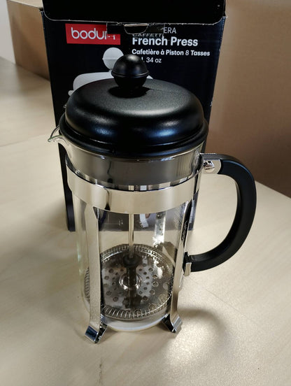 162745 - BODUM Makinë për Kafe French Press Caffettiera, Kapak Plastik i Zi dhe Kornizë Çeliku Inox, Kapaciteti 8 Filxhanë/34 Ons