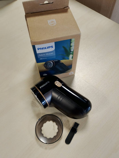 162890 - PHILIPS Depilues për Rroba, 8800 RPM, Teh i Gjerë, 3 Madhësi Vrimash, i Sigurt për të Gjitha Pëlhurat, Enë që Pastrohet Lehtë, Punon me 2 Bateri AA, Dizajn Kompakt (Modeli GC026/80)