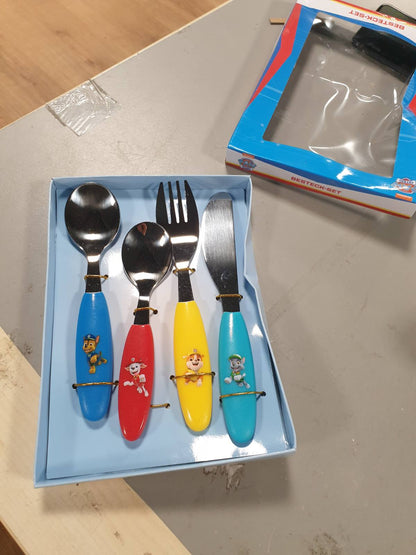 162983 - PAW PATROL 33789 - Set 4-pjesësh takëm për fëmijë prej çeliku inox me doreza plastike, përfshirë thikë, pirun, lugë supe dhe lugë ëmbëlsire