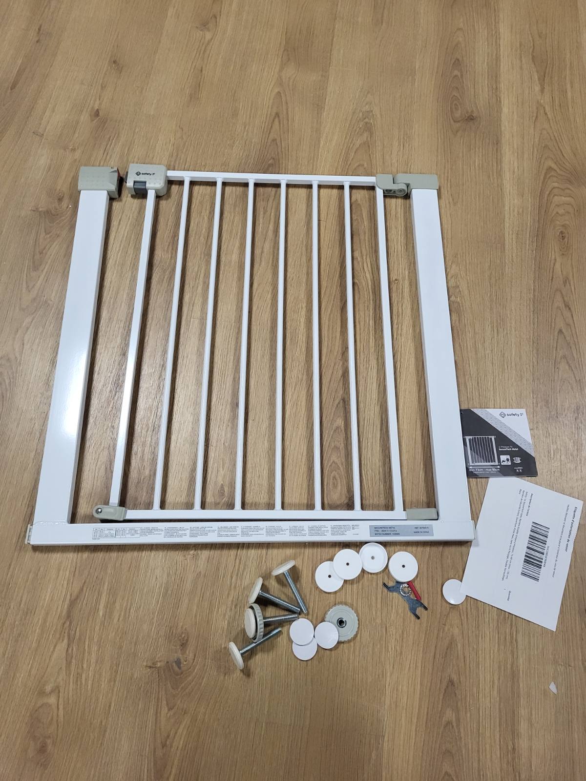 167136 - SAFETY 1ST - Portë Metalike SecureTech, Portë Shkallëshe pa Shpim, 73–80 cm (e zgjerueshme deri në 136 cm), me Mekanizëm Mbylljeje të Dyfishtë dhe Hapje me një dorë, Ngjyra Bardhë